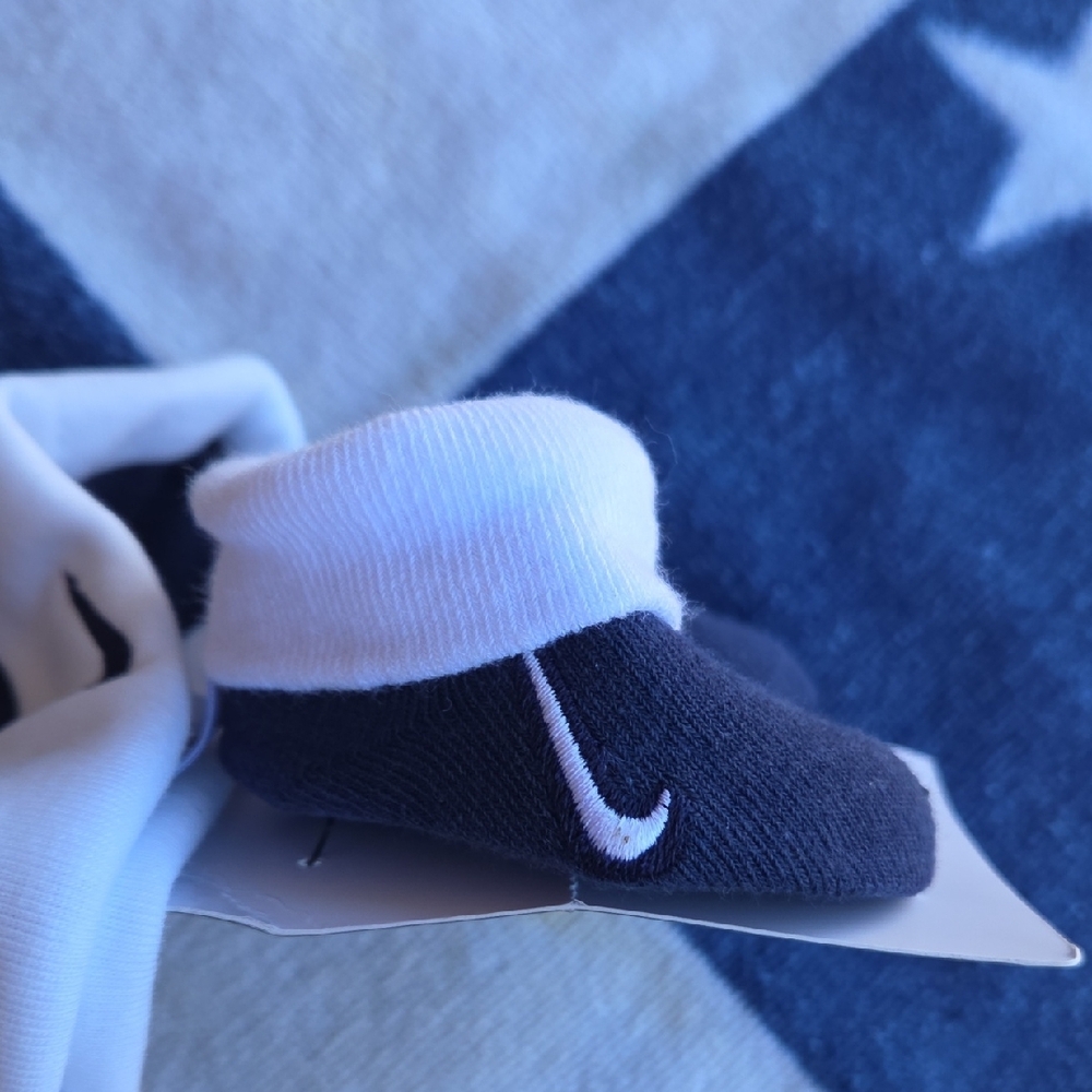 🧡Nike Blue and White Infant Hat and Booties Set - Picture 3 of 3